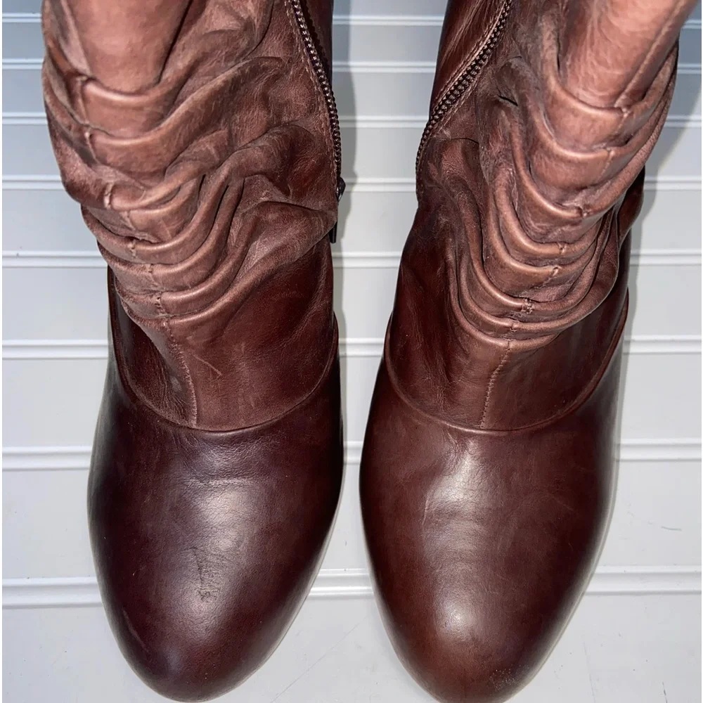 Fergie Ladies Size 9.5 M Brown Leather Zip Up Booties 4.75" Heels Good Condition - Picture 4 of 9